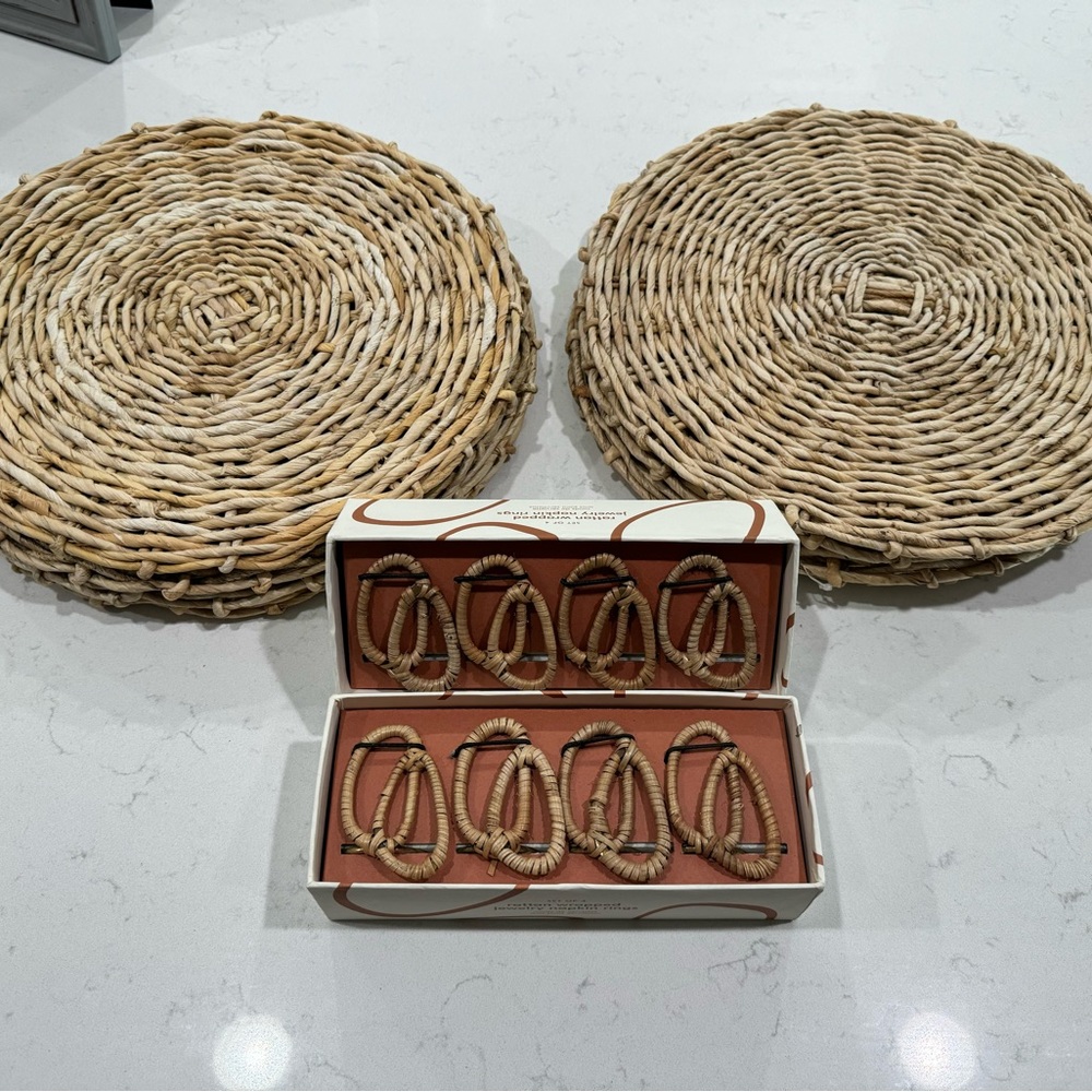 WEST ELM 8 PIECE PLACEMAT AND NAPKIN RING HOLDER!